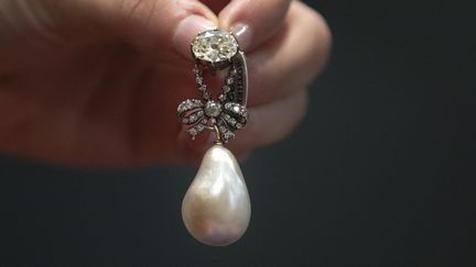 Un pendentif ayant appartenu à Marie-Antoinette vendu 36 millions de dollars.
 (DREW ANGERER / GETTY IMAGES NORTH AMERICA / AFP)