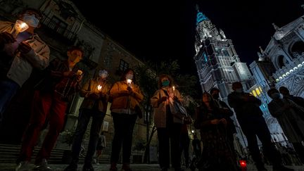 Des fidèles viennent prier devant la cathédrale de Tolède, en Espagne, dans une volonté de réparation après la vidéo tournée dans l'édifice par le rappeur C. Tangana (11 octobre 2021) (ANGELES VISDOMINE / EFE / MAXPPP)