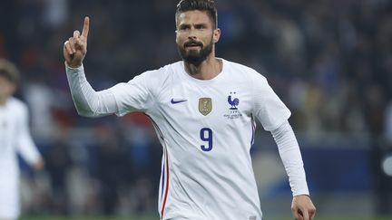 Olivier Giroud avec le maillot de l'équipe de France, le 29 mars 2022, lors d'un match amical face à l'Afrique du sud. (SEBASTIEN MUYLAERT / MAXPPP)