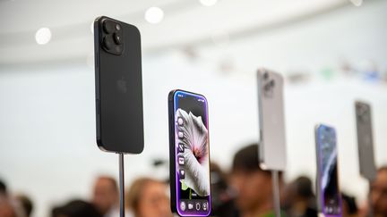 L'iPhone 16 Pro exposé après la présentation au siège d'Apple, à Cupertino, le 9 septembre 2024. (ANDREJ SOKOLOW / DPA)