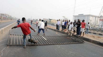 Des hommes dressent une barricade le 9 janvier 2012 &agrave; Lagos, dans le sud du Nigeria. (PIUS UTOMI EKPEI / AFP)