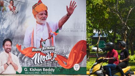 Un poster géant de Narendra Modi afficher dans une rue de New Delhi (illustration). (PRAKASH SINGH / AFP)