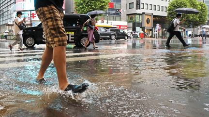 Une rue inondée lors du passage du typhon Nanmadol à Tokyo (Japon), le 18 septembre 2022.&nbsp; (ICHIRO OHARA / YOMIURI / AFP)