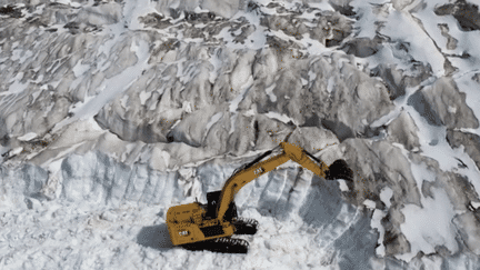 Plusieurs associations environnementales ont lancé un message d’alerte alors que des pelleteuses étaient entrées en action sur le glacier de Zermatt afin de prélever des blocs de glace destinés à une nouvelle piste de ski pour des championnats du monde. (franceinfo)