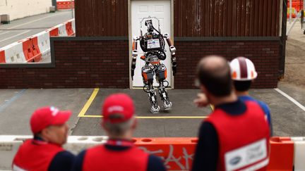 Le robot semi-autonome Escher tente d'ouvrir une porte lors d'une compétition de robotique, le 6 juin 2015 à Pomona, dans l'Etat américain de Californie. (CHIP SOMODEVILLA / GETTY IMAGES NORTH AMERICA / AFP)