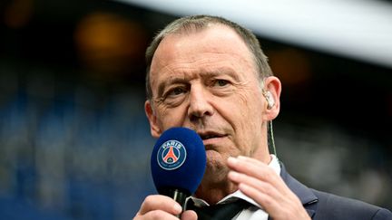 Michel Montana, lors de sa dernière en tant que speaker du Parc des Princes, à l'occasion de PSG-Toulouse, le 12 mai 2024. (MIGUEL MEDINA / AFP)