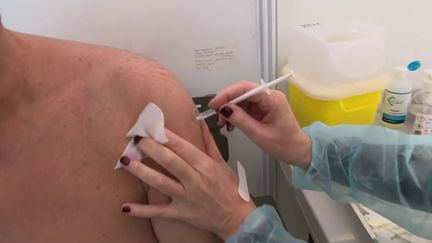 Vaccination : les plateformes de réservation en ligne prises d'assaut par les Français