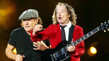 Brian Johnson et Angus Young, d'AC/DC, sur scène à Munich, à l'Olympiastadion, le 19 mai 2015
