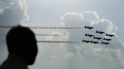 Un simple exercice qui tourne à la catastrophe. Deux avions de chasse de l’armée indienne se sont percuté en plein vol, mardi 19 février. Ils répétaient un spectacle aérien pour le salon aéronautique Aero india. L’un des pilotes a été tué à l’extérieur de la base aérienne de Yelahanka, à Bangalore.