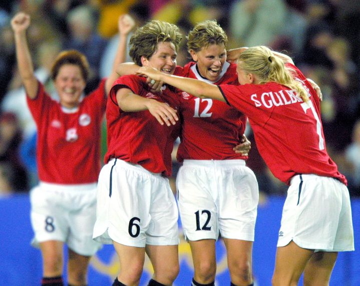 Hege Riise (number 6) and the Norwegians celebrating their qualification for the final of the 2000 Olympic tournament in Sydney.  (ODD ANDERSEN / AFP)