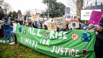 Une manifestation en marge de l'ouverture d'un procès sur le climat devant la Cour internationale de justice, à La Haye (Pays-Bas), le 2 décembre 2024. (LINA SELG / ANP MAG / AFP)