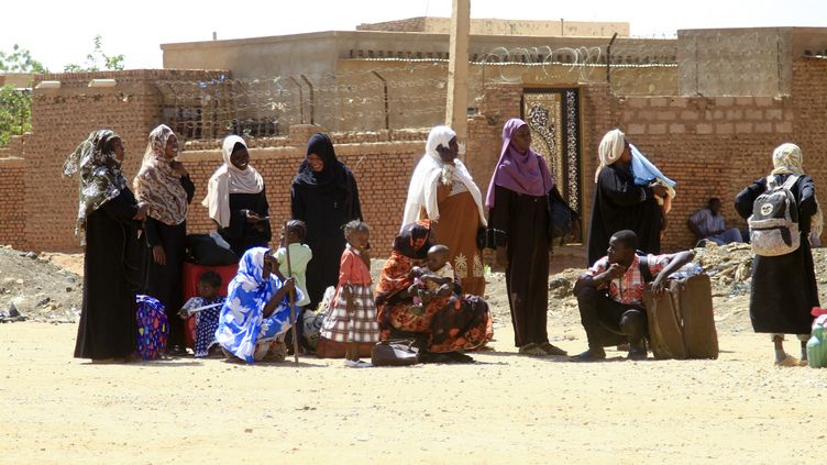 Women and their children try to flee the fighting in the south of Khartoum (Sudan), April 21, 2023. (- / AFP)