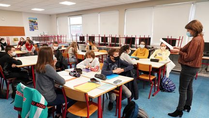 Une enseignante lit une lettre de Jean Jaurès dans le cadre de l'hommage rendu à Samuel Paty, le 2 novembre 2020, à Armentières (Nord). Photo d'illustration. (SYLVAIN LEFEVRE / HANS LUCAS)