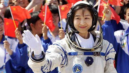 La premi&egrave;re astronaute chinoise Liu Yang salue la foule venue l'acclamer sur la base de Jiuquan (Chine), le 16 juin 2012. (JASON LEE / REUTERS)