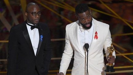 Le réalisateur Barry Jenkins (G) et l'auteur Tarell Alvin McCraney (D) aux Oscars 2017 pour "Moonlight"
 (Mark RALSTON / AFP)