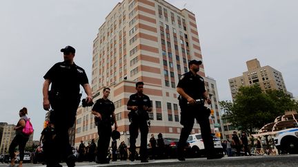 Des officiers de police devant le Lebanon Hospital de New York (Etats-Unis), vendredi 30 juin 2017. (EDUARDO MUNOZ ALVAREZ / AFP)