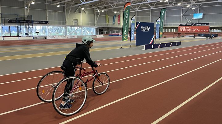 Eve montre ses prouesses en frame running lors de la journée de classification de para athlétisme à Saint-Brieuc, le 9 février 2024. (Clément Mariotti Pons)