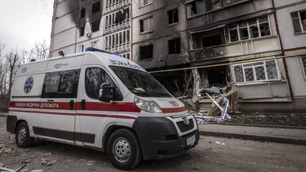 Une ambulance passe devant un bâtiment incendié dans la ville de Kharkiv, dans l'est de l'Ukraine, le 2 avril 2022. Photo d'illustration. (FADEL SENNA / AFP)