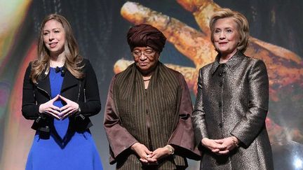 Hillary Rodham Clinton (à droite) aux côtés de sa fille Chelsea, vice-présidente de la Fondation Clinton, et de la présidente libérienne Ellen Johnson Sirleaf, le 9 mars 2015. (Spencer Platt/Getty Images/AFP)