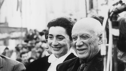 Pablo Picasso a rencontré Jacqueline en 1954. Ils se marient en 1961. Jacqueline a accompagne et inspire les 20 dernières années de la vie de Picasso, jusqu'à sa mort en 1973. Elle s'est suicidée en 1986. Ils sont enterrés tous les deux dans le parc du château de Vauvenargues.
 (LASCH/PRESSENS BILD/SIPA)