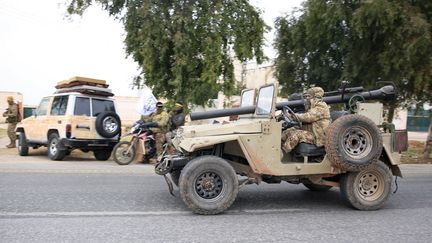 Les forces rebelles se dirigent vers la ville d'al-Rastan, dans la province de Homs, au centre-ouest de la Syrie, le 7 décembre 2024. (AREF TAMMAWI / AFP)