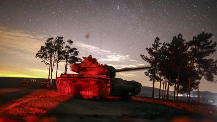 Un char turc passe dans la r&eacute;gion d'Esme en Syrie, apr&egrave;s que le drapeau turc a &eacute;t&eacute; plant&eacute; sur les lieux de la relocalisation d'un tombeau d'un dignitaire ottoman, le 22 f&eacute;vrier 2015.&nbsp; (FIRAT YURDAKUL / ANADOLU AGENCY / AFP)