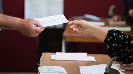 Dans un bureau de vote, à Dublin (Irlande), le 25 mai 2018. (BARRY CRONIN / AFP)