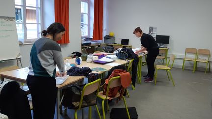 Seuls une dizaine de professeurs étaient présents à l'école Cour de Lorraine à Mulhouse, pour préparer les kits de travail à domicile. (JÉRÔME JADOT / RADIO FRANCE)