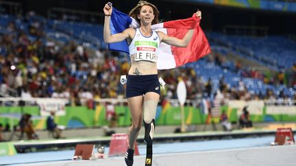 La triple championne paralympique&nbsp;Marie-Amélie Le Fur célèbre sa victoire et sa médaille d'or aux 400m des JO paralympiques de Rio de Janeiro, au Brésil le 12 septembre 2016. (CHRISTOPHE SIMON / AFP)