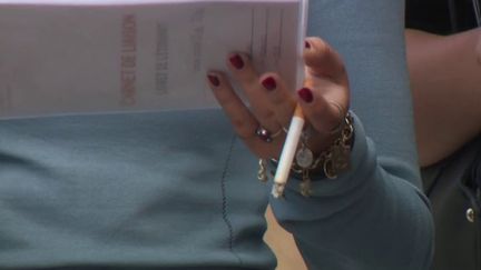 Selon une étude de l'Observatoire français des drogues et des tendances addictives, la consommation de cannabis, d'alcool et de cigarettes chez les moins de 17 ans est en baisse par rapport à 2017. En revanche, l'usage de la cigarette électronique est en hausse. (FRANCE 2)