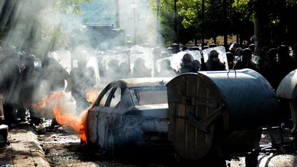 Des policiers et membres de la Kfor à Zvecan (Kosovo), le 29 mai 2023. (AFP)