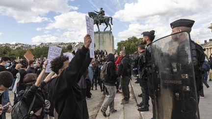 Des gendarmes font face aux manifestants durant un rassemblement contre les violences policières, le 6 juin 2020 à Paris. (ANTOINE WDO / HANS LUCAS / AFP)