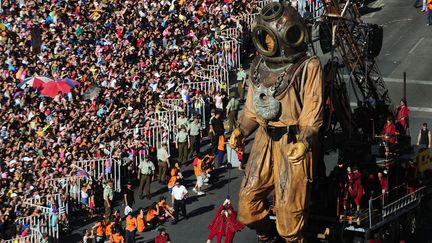 La marionette géante "Oncle Diver" de la compagnie Royal de Luxe défile en janvier 2010 à Santiago du Chili
 (CLAUDIO SANTANA / AFP)