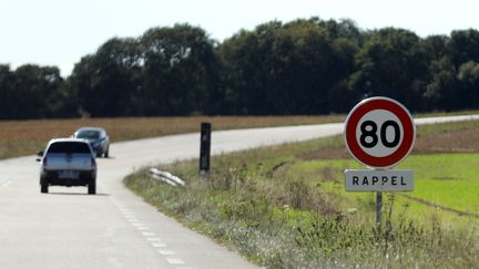 Une route avec un panneau 80 km/h.&nbsp; (JEAN-BAPTISTE QUENTIN / MAXPPP)