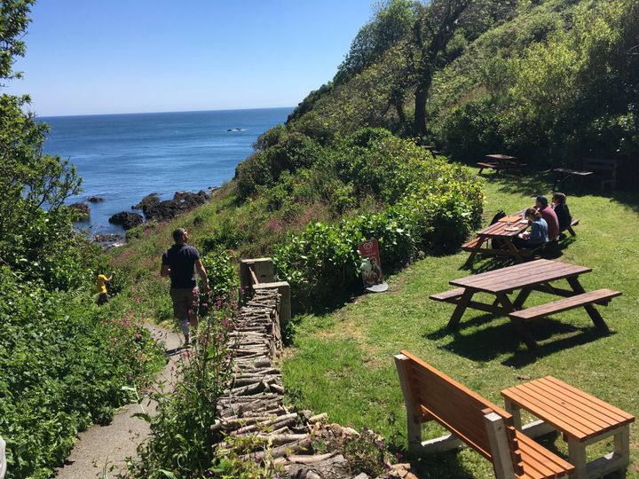 Descente vers la baie du Moulin Huet à Guernesey, immortalisée par le peintre Renoir. (INGRID POHU / RADIO FRANCE)