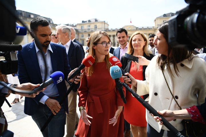 Aurore Bergé entourée de journalistes, le 22 juin 2022, à Paris. (CHRISTOPHE ARCHAMBAULT / AFP)