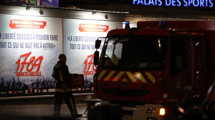 Un pompier circule devant le Palais des Sports, o&ugrave; une explosion a retenti durant les r&eacute;p&eacute;titions de la com&eacute;die musical "1789 Les Amants de la Bastille", vendredi 8 novembre 2013 &agrave; Paris. (KENZO TRIBOUILLARD / AFP)