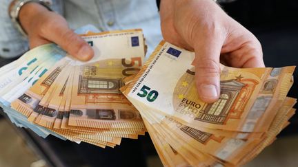 Des billets de 20 et 50 euros. Photo d'illustration. (VIGNOLA / MAXPPP)