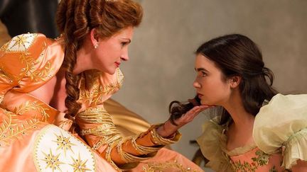 Julia Roberts et Lily Collins dans &quot;Blanche Neige&quot; de Tarsem Singh
 (Metropolitan FilmExport)