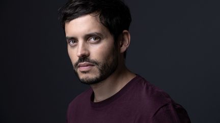 Anthony Passeron, lauréat du Prix Wepler Fondation La Poste 2022, photographié lors des "Cerrespondances de Manosque", le 25 septembre 2022 (JOEL SAGET / AFP)