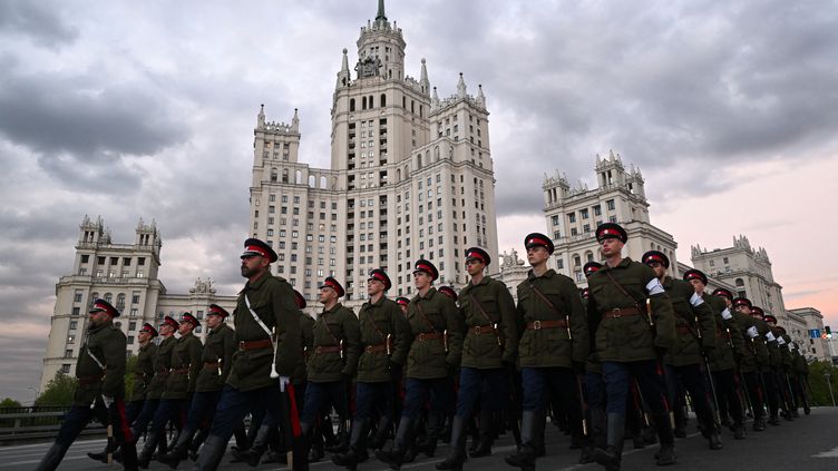 Des militaires défilent à Moscou (Russie), le 4 mai 2023, en vue de la parade du "jour de la Victoire", le 9 mai. (NATALIA KOLESNIKOVA / AFP)