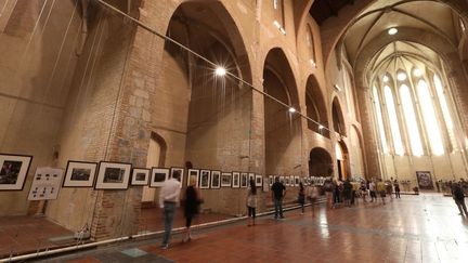 Visiteurs à une des expositions de Visa pour l'Image, à Perpignan.
 (Mazen Saggar)