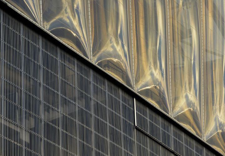 Détail de la façade du Musée d'art à Dunkerque (FRAC), soleil couchent, des architectes&nbsp;Anne Lacaton et Jean-Philippe Vassal. (DANIEL AUDUC / PHOTONONSTOP)