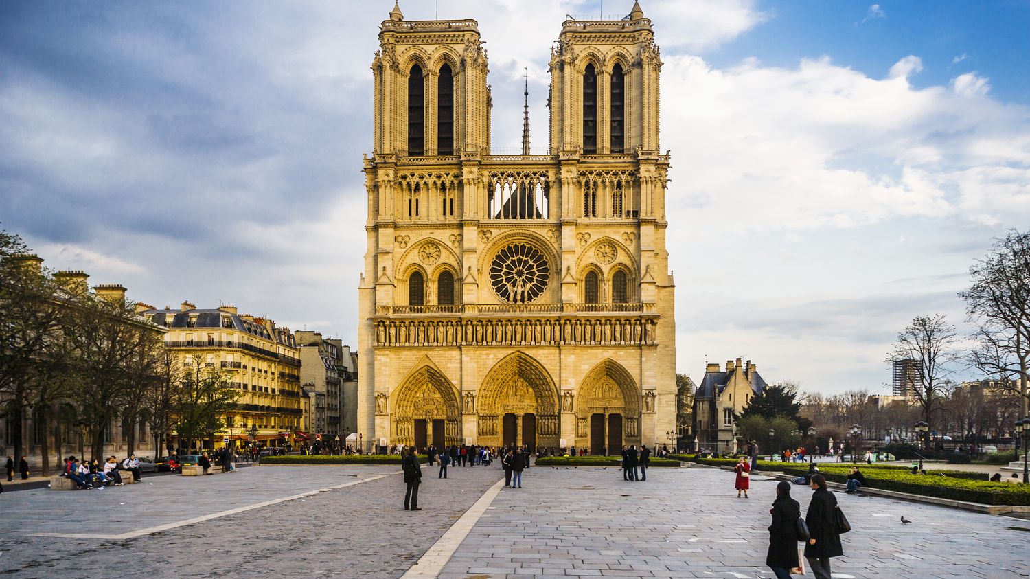 Attaque De Notre Dame De Paris L enqu te Se Poursuit