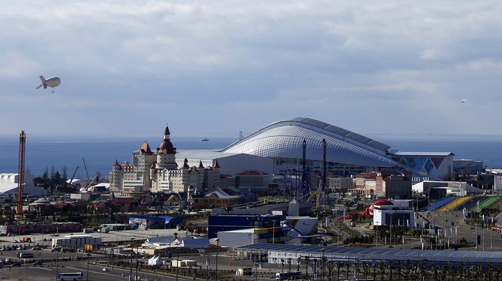 Un zeppelin scrute les alentours du parc olympique &agrave; Sotchi (Russie), le 6 f&eacute;vrier 2014. (ERIC GAILLARD / REUTERS)