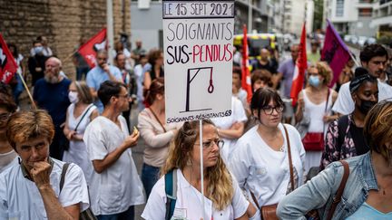 Des soignants opposés à l'obligation vaccinale rassemblés devant l'ARS de Lyon, mardi 14 septembre.&nbsp; (NICOLAS LIPONNE / HANS LUCAS)