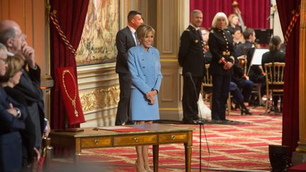 Dans la salle des fêtes de l'Elysée, Brigitte Macron patiente avant le discours de son mari. (HAMILTON / REA)