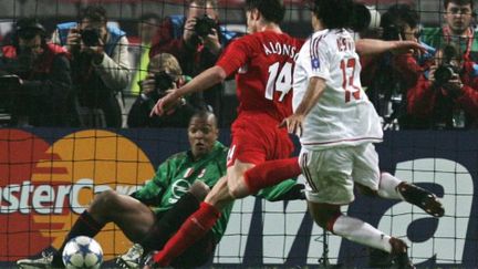 Xavi Alonso permet à Liverpool d'égaliser contre l'AC Milan en finale de la Ligue des Champions en 2005