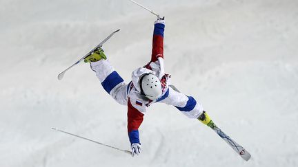 Le Russe&nbsp;Sergey Volkov chute lors des &eacute;preuves qualificatives de ski freestyle aux Jeux olympiques de Sotchi (Russie), le 10 f&eacute;vrier 2014. (DYLAN MARTINEZ / REUTERS)