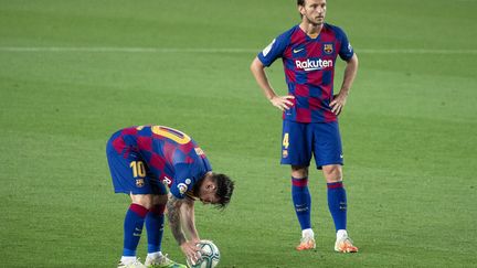 Ivan Rakitic, au second plan, derrière Lionel Messi. (URBANANDSPORT / NURPHOTO)